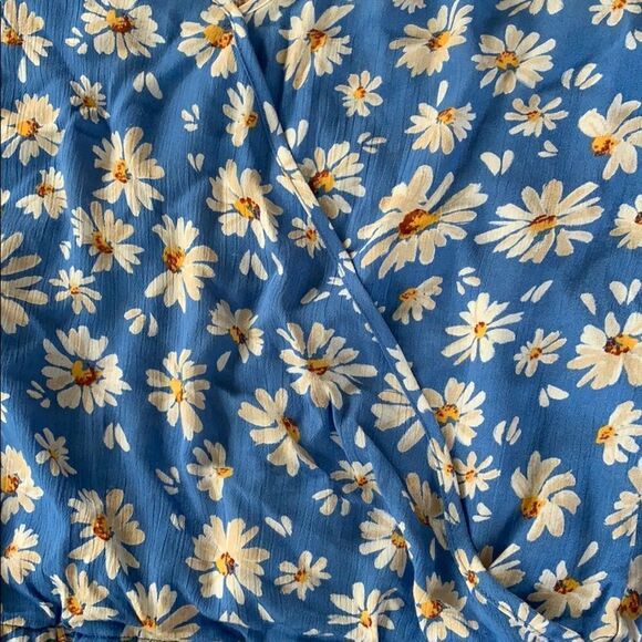 American Rag Daisy Floral sleeveless tank top - Picture 3 of 4